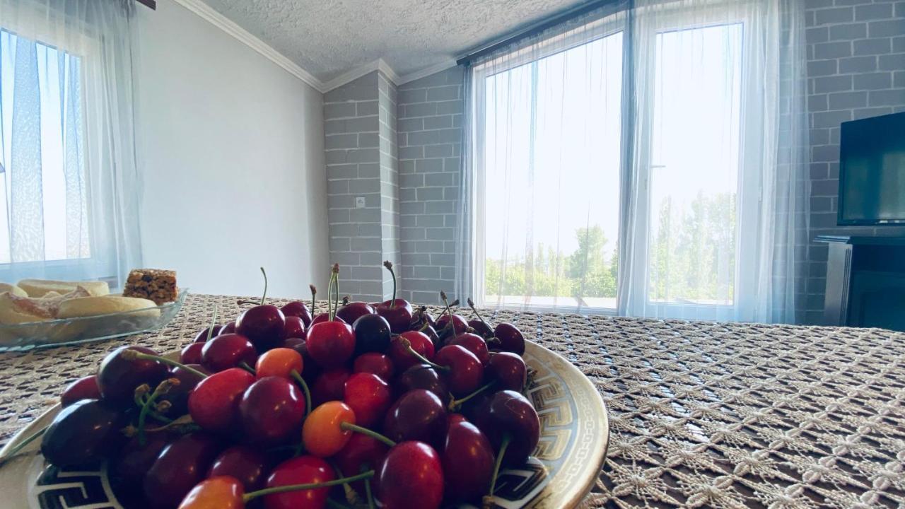 Byurakan Guesthouse & Cottage Ngoại thất bức ảnh