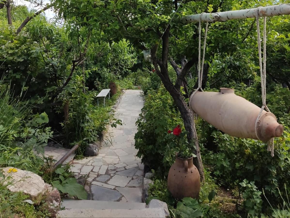 Byurakan Guesthouse & Cottage Ngoại thất bức ảnh