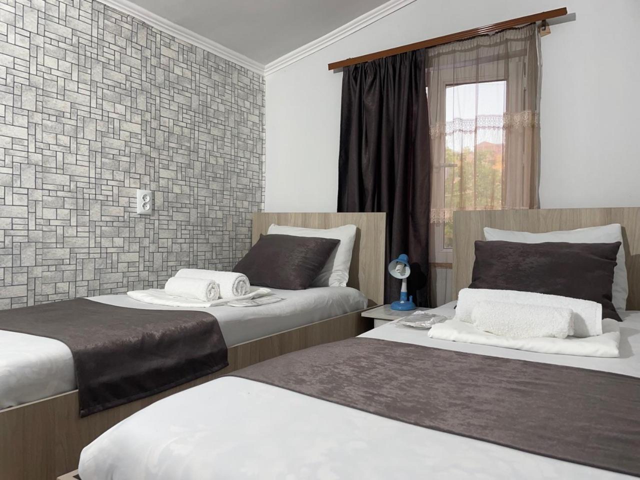 Byurakan Guesthouse & Cottage Ngoại thất bức ảnh